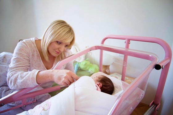 Maminka s MiMi postýlkou